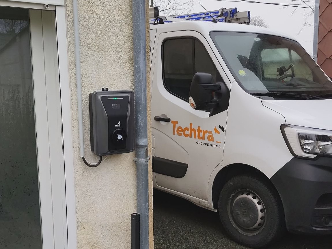 Borne de recharge murale installée sur un site d'entreprise
